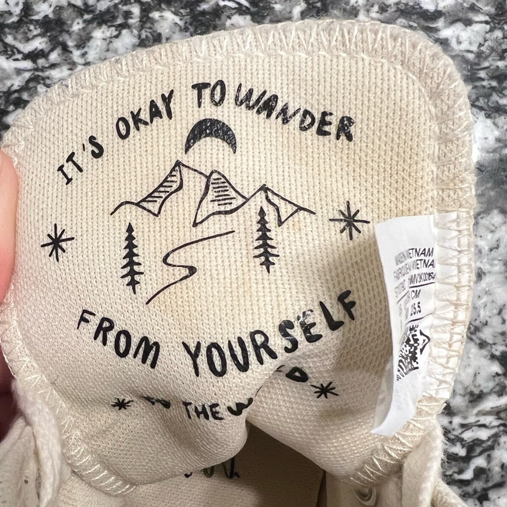 Converse Chuck Taylor All Star Hi Women's Wander Embroidered Sneakers in Size 9. - Picture 6 of 8